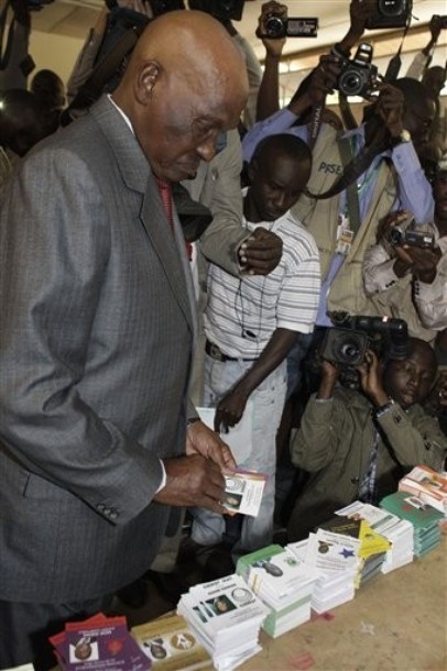 Regardez les images du vote d'Abdoulaye Wade