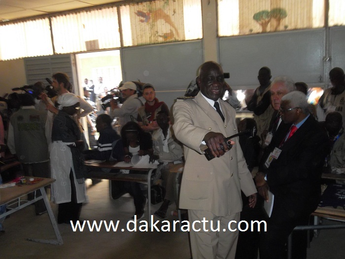 Le préfet de Dakar venu mettre de l'ordre avant l'arrivée de Wade dans son bureau de vote