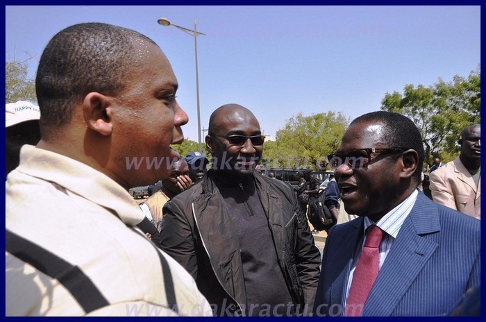 Pape Diop descend de sa voiture comme une rock star