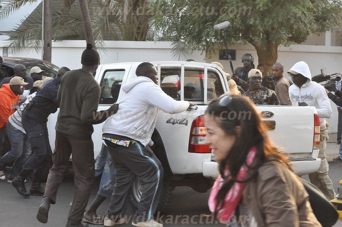 La garde rapprochée de Macky Sall déplace la voiture qui obstrue le passage