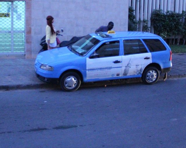 Adja Diallo ivre pète les plombs, insulte à droite et à gauche, au Ngalam (Photos exclusives)