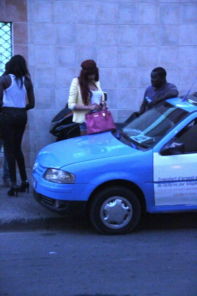 Adja Diallo ivre pète les plombs, insulte à droite et à gauche, au Ngalam (Photos exclusives)