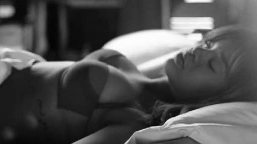 Rihanna à moitié nue pour Armani Jeans