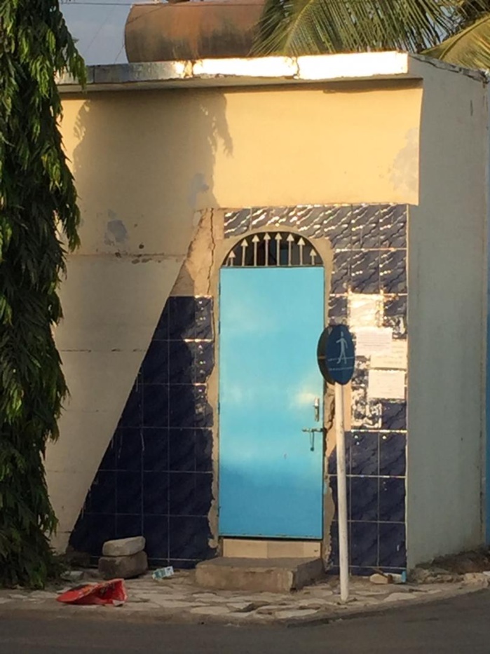 Convocation de Boughazelli à la section de recherche : Les portails de la caserne Samba Diery Diallo bunkerisés