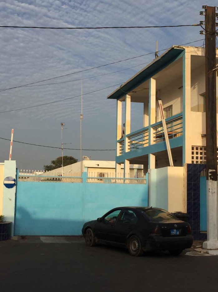 Convocation de Boughazelli à la section de recherche : Les portails de la caserne Samba Diery Diallo bunkerisés