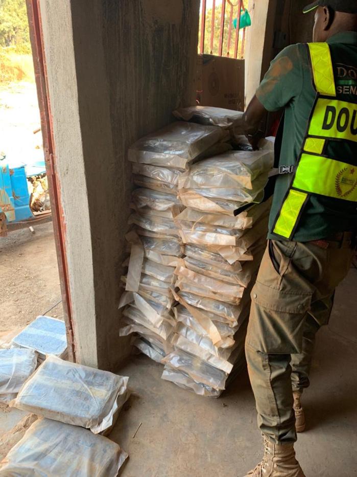 Kédougou : Saisie de 248 kg de drogue par la Douane dans un camion en provenance du Mali.
