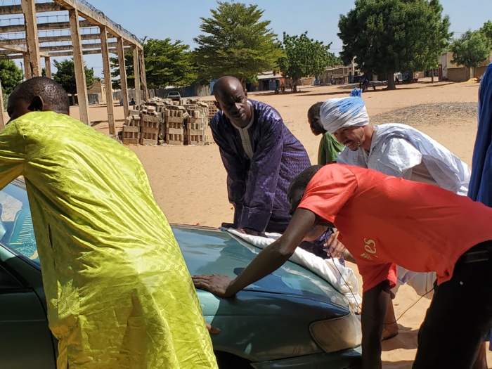 (IMAGES) Le maire de Pikine Nord poussant un véhicule embourbé dans le sable (IMAGES) Le maire de Pikine Nord poussant un véhicule embourbé dans le sable