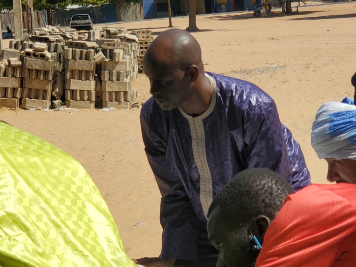 (IMAGES) Le maire de Pikine Nord poussant un véhicule embourbé dans le sable (IMAGES) Le maire de Pikine Nord poussant un véhicule embourbé dans le sable
