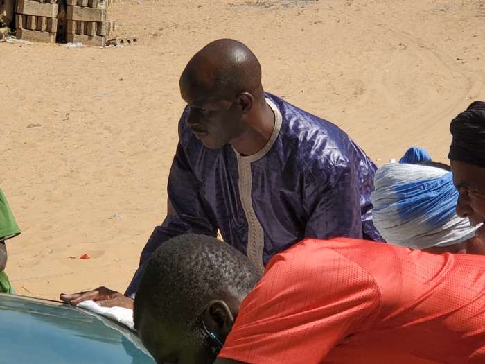 (IMAGES) Le maire de Pikine Nord poussant un véhicule embourbé dans le sable (IMAGES) Le maire de Pikine Nord poussant un véhicule embourbé dans le sable
