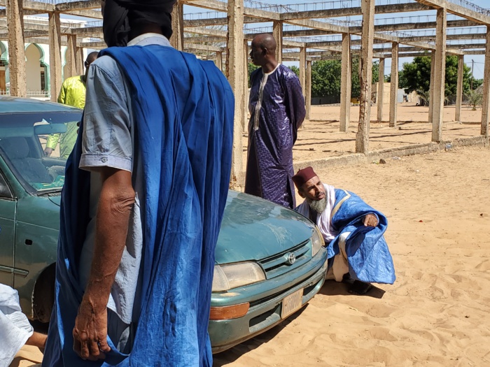 (IMAGES) Le maire de Pikine Nord poussant un véhicule embourbé dans le sable (IMAGES) Le maire de Pikine Nord poussant un véhicule embourbé dans le sable