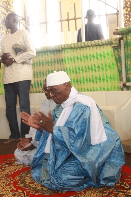 Abdoulaye Wade et Madické Niang prient sur la tombe de Mame Diarra Bousso 