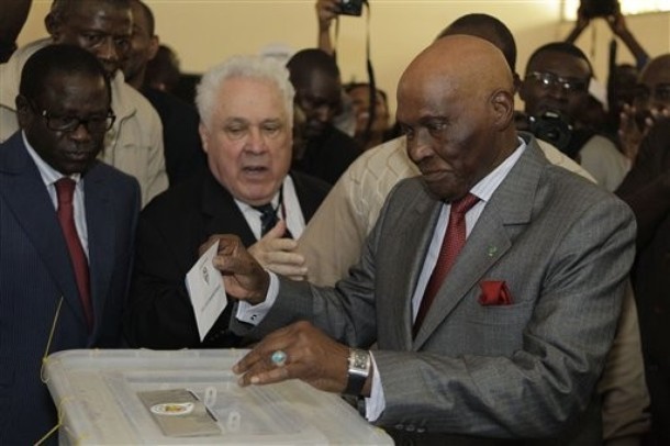 10h 10 L'arrivée de Wade à son bureau de vote est imminente