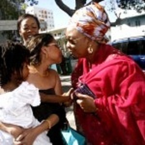 Ndeye Sokhna, la maman de Youssou Ndour, en compagnie d'Aida Coulibaly et de son fils