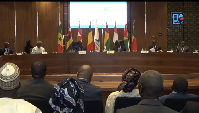 Session extraordinaire des chefs d'État et de gouvernement : La Conférence décide d'une contribution immédiate de 100 millions de dollars aux trois pays membres de la ligne de front du G5 Sahel Session extraordinaire des chefs d'État et de gouvernement : La Conférence décide d'une contribution immédiate de 100 millions de dollars aux trois pays membres de la ligne de front du G5 Sahel