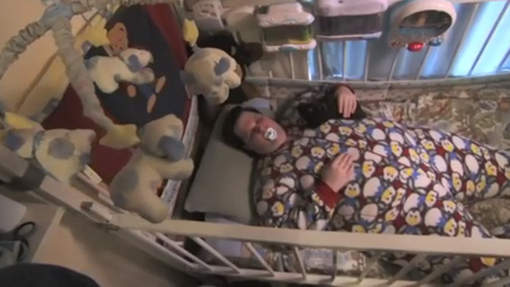 A 31 ans, il vit comme un bébé