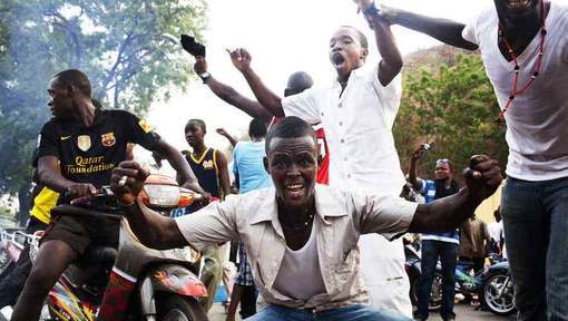 Mali :Des milliers de personnes ont défilé mercredi matin dans les rues de Bamako pour soutenir la junte militaire