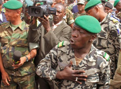 Mali: Le capitaine Amadou Sanogo a annoncé dimanche rétablir la Constitution et les institutions