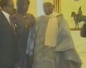 Wade en grand boublou bleu attend Macky pour la passation de service