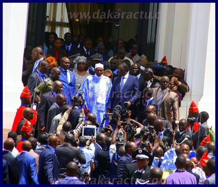 Me Wade et le président Macky devant les marches du palais.(PHOTO)