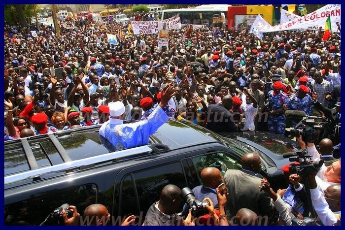 A sa sortie du palais, Me Wade applaudi par une foule immense. 