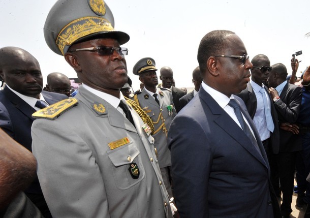 Macky Sall en compagnie du général Abdoulaye Fall
