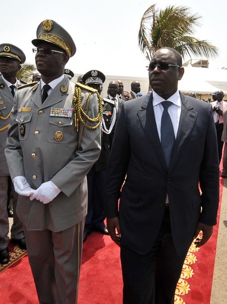 Macky Sall en compagnie du général Abdoulaye Fall
