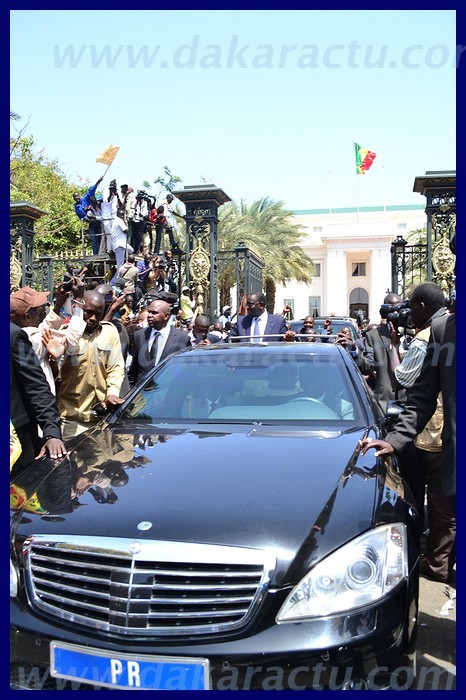 Macky Sall dans la voiture présidentielle.