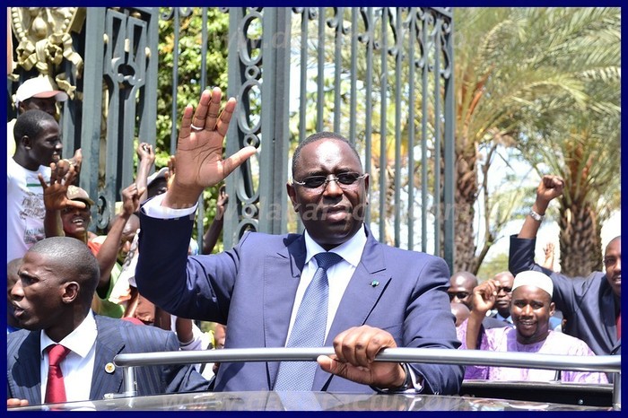 Macky Sall dans la voiture présidentielle.