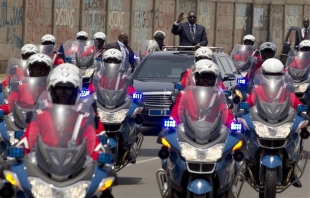 Macky Sall dans la voiture présidentielle.