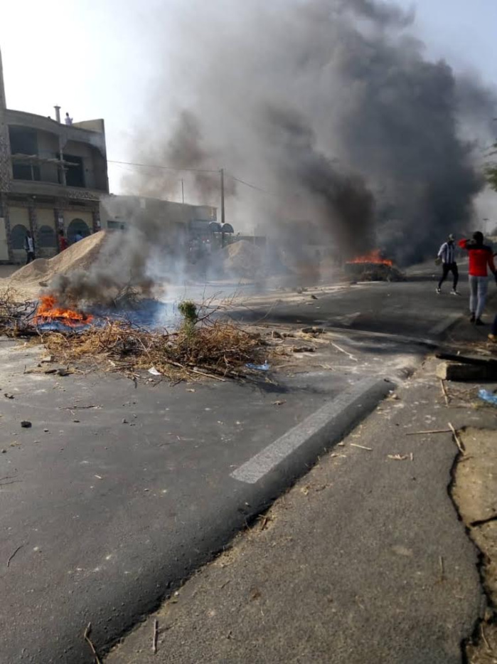 UGB : Les étudiants bloquent la RN2 et demandent un paiement immédiat des bourses UGB : Les étudiants bloquent la RN2 et demandent un paiement immédiat des bourses
