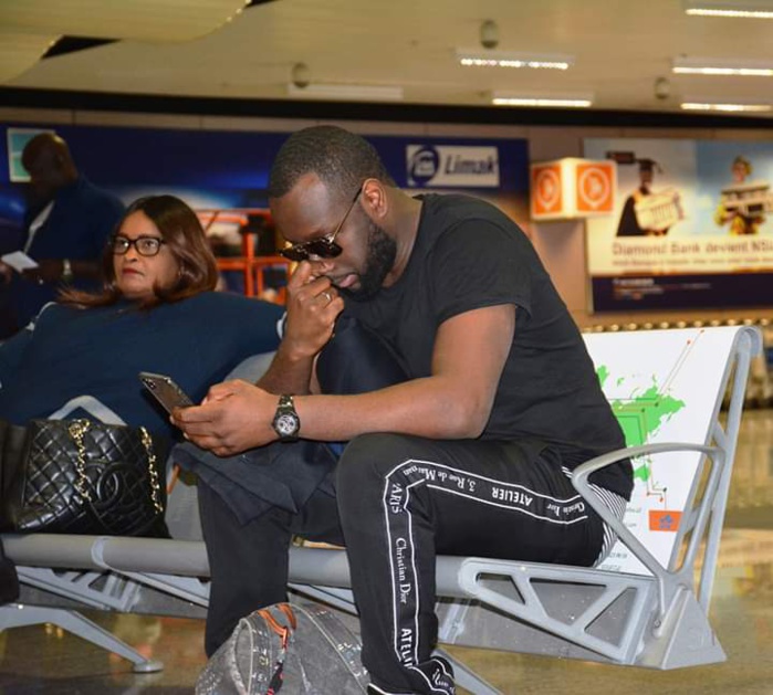 GIMS et Dadju font déjà foule à l’aéroport Dakar Blaise Diagne.
