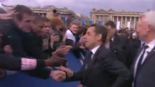 Sarkozy planque sa montre pour serrer des mains (VIDEO)