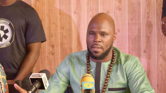 Kémi Séba dans l'attente d'un face-à-face avec un procureur : sa garde à vue prolongée Kémi Séba dans l'attente d'un face-à-face avec un procureur : sa garde à vue prolongée