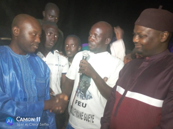 Ribot Escale / Koungheul : El hadj Boydo Sow tourne le dos à Yaya et dépose ses baluchons chez Madiama Seck. Ribot Escale / Koungheul : El hadj Boydo Sow tourne le dos à Yaya et dépose ses baluchons chez Madiama Seck.