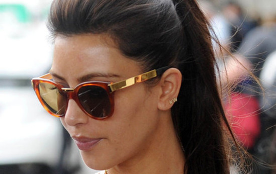 Kim Kardashian porte des boucles d'oreilles Kanye West (KW)