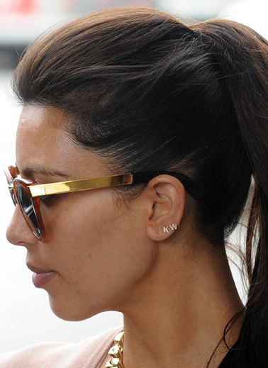 Kim Kardashian porte des boucles d'oreilles Kanye West (KW)