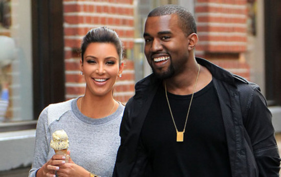 Kim Kardashian porte des boucles d'oreilles Kanye West (KW)