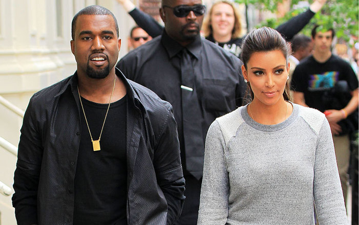 Kim Kardashian porte des boucles d'oreilles Kanye West (KW)