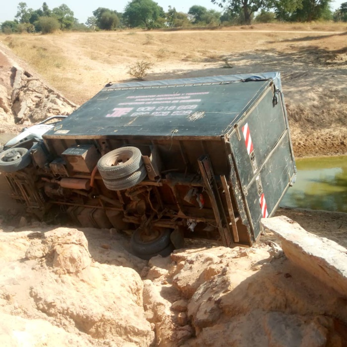 Kaolack / Mbadakhoune : Un camion endommage le pont... La population très remontée, exige sa réhabilitation avant le prochain hivernage. Kaolack / Mbadakhoune : Un camion endommage le pont... La population très remontée, exige sa réhabilitation avant le prochain hivernage.