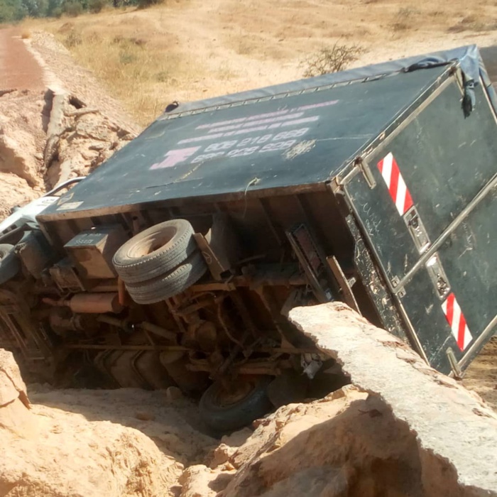 Kaolack / Mbadakhoune : Un camion endommage le pont... La population très remontée, exige sa réhabilitation avant le prochain hivernage. Kaolack / Mbadakhoune : Un camion endommage le pont... La population très remontée, exige sa réhabilitation avant le prochain hivernage.