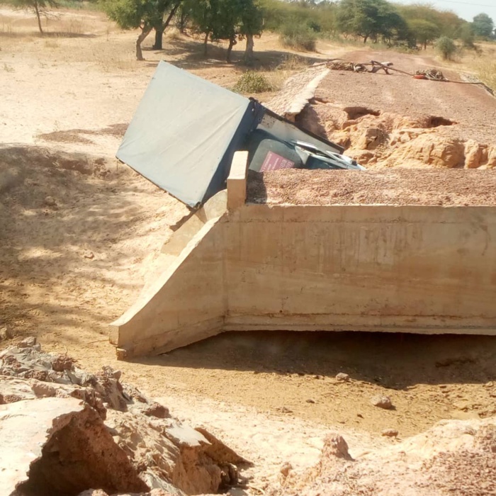 Kaolack / Mbadakhoune : Un camion endommage le pont... La population très remontée, exige sa réhabilitation avant le prochain hivernage. Kaolack / Mbadakhoune : Un camion endommage le pont... La population très remontée, exige sa réhabilitation avant le prochain hivernage.