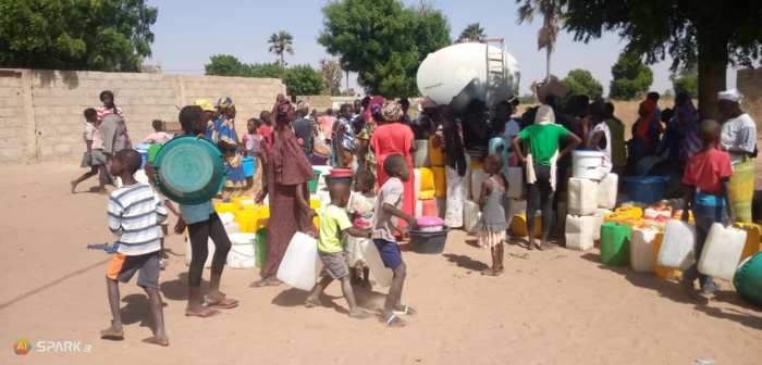 Kaolack / Manque d'eau à Lyndiane Jardin : La présidente du CESE convoie des citernes pour approvisionner la population. Kaolack / Manque d'eau à Lyndiane Jardin : La présidente du CESE convoie des citernes pour approvisionner la population.