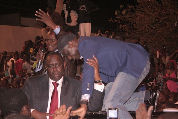 Macky Sall nouvellement élu président aide Bara Tall à monter sur la voiture