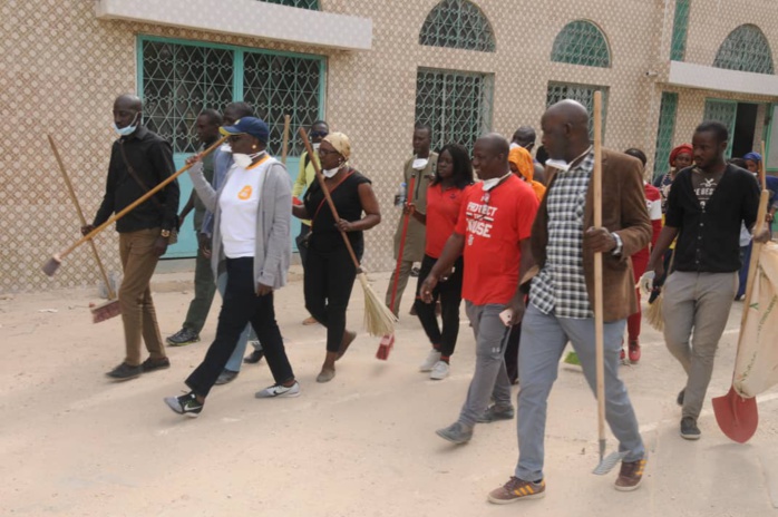 Mimi Touré en opération « Cleaning » : « Il faut que les actions citoyennes d’aujourd’hui perdurent dans le temps ». Mimi Touré en opération « Cleaning » : « Il faut que les actions citoyennes d’aujourd’hui perdurent dans le temps ».
