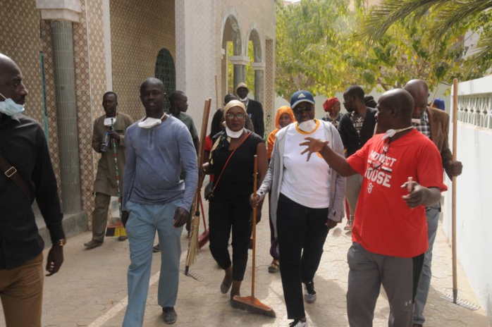Mimi Touré en opération « Cleaning » : « Il faut que les actions citoyennes d’aujourd’hui perdurent dans le temps ». Mimi Touré en opération « Cleaning » : « Il faut que les actions citoyennes d’aujourd’hui perdurent dans le temps ».