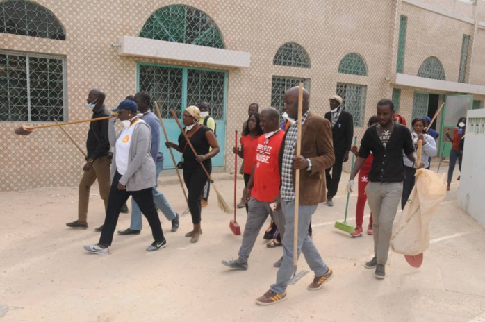 Mimi Touré en opération « Cleaning » : « Il faut que les actions citoyennes d’aujourd’hui perdurent dans le temps ». Mimi Touré en opération « Cleaning » : « Il faut que les actions citoyennes d’aujourd’hui perdurent dans le temps ».