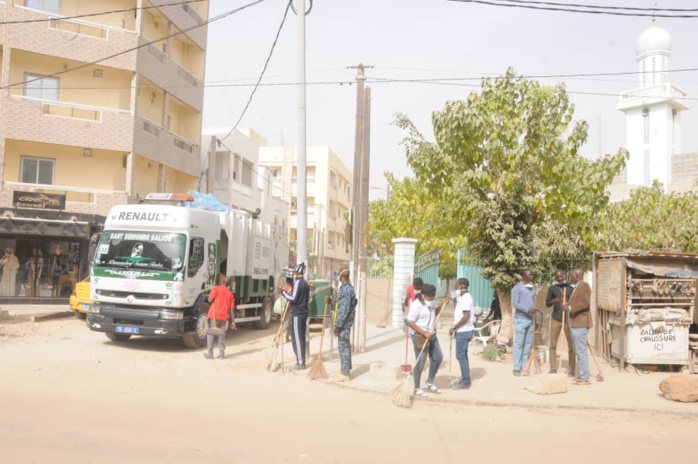 Mimi Touré en opération « Cleaning » : « Il faut que les actions citoyennes d’aujourd’hui perdurent dans le temps ». Mimi Touré en opération « Cleaning » : « Il faut que les actions citoyennes d’aujourd’hui perdurent dans le temps ».