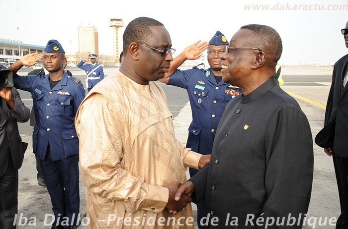 Voici les images de l'arrivée hier à Dakar de John Atta Mills du Ghana, de Dioncounda Traoré du Mali accompagné de son Premier ministre, Cheikh Modibo Diarra