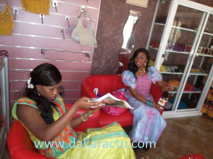 Khady Dioum du complexe Fifth star en plein tournage avec Aicha Diouf de Sen Tv dans l'émission Sen Taar