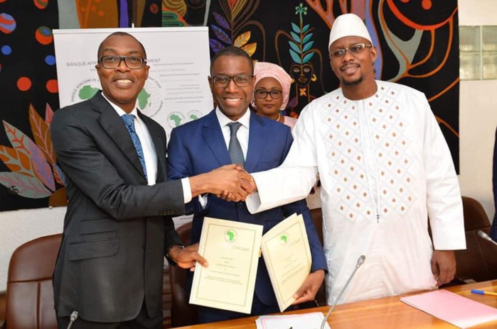 ACCORDS : Le ministre de l’Industrie décroche 57 milliards pour le financement de l’agropole Sud. ACCORDS : Le ministre de l’Industrie décroche 57 milliards pour le financement de l’agropole Sud.